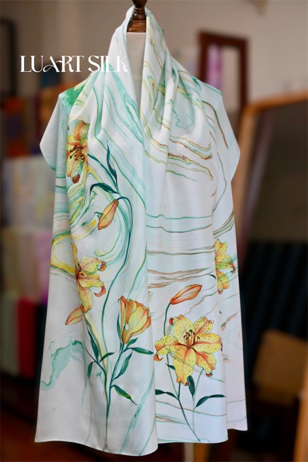 Khăn thuỷ ấn + vẽ tay 