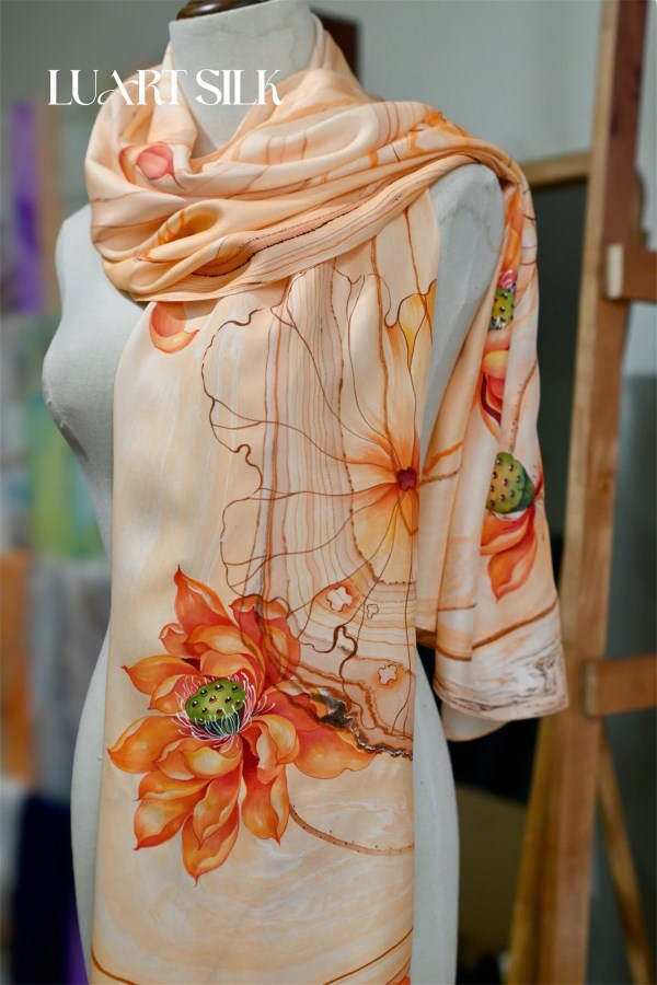 Khăn thuỷ ấn + vẽ tay 