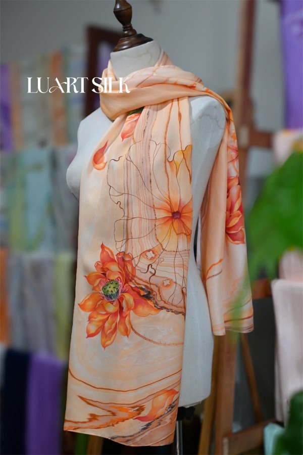 Khăn thuỷ ấn + vẽ tay 