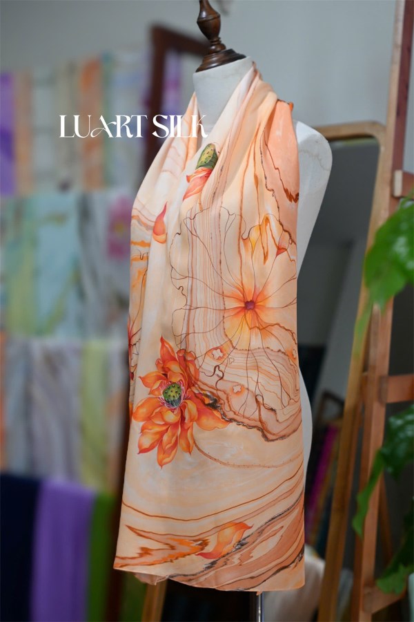 Khăn thuỷ ấn + vẽ tay 