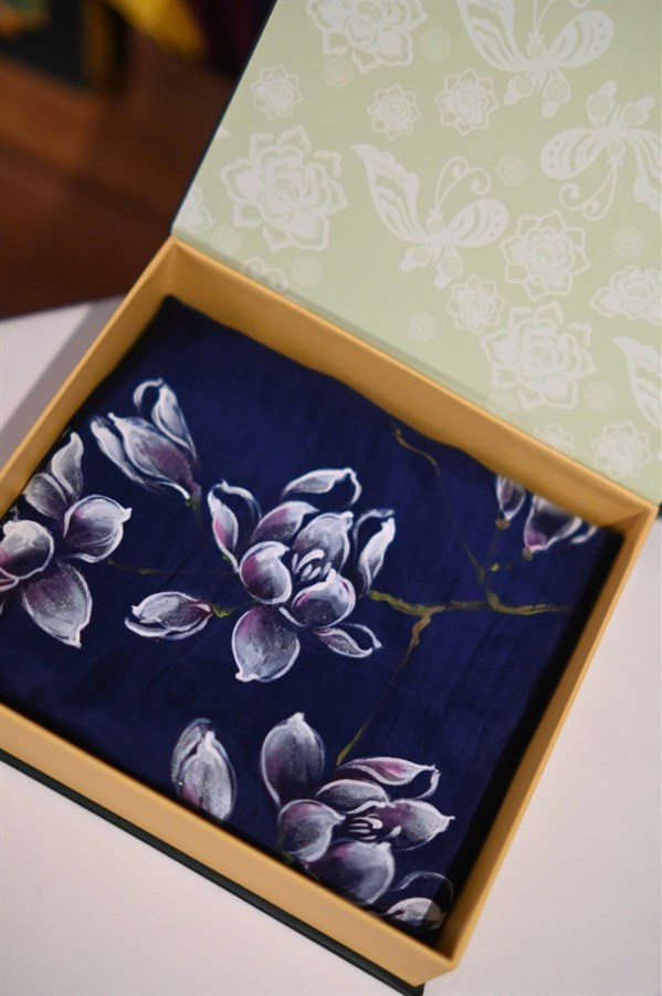 Khăn lụa tơ tằm vẽ tay (85x180cm) 