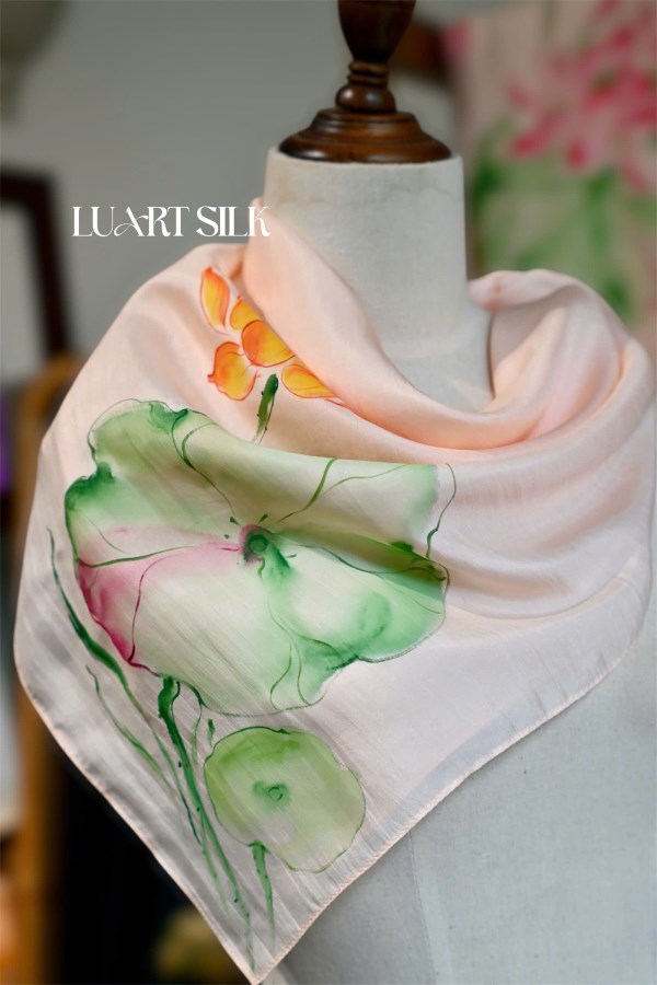 Khăn lụa tơ tằm vuông vẽ tay hoa Sen (85x85cm)